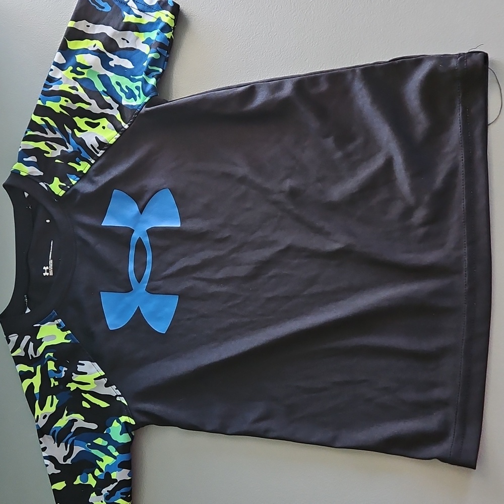 Boy's under Armour shirt size 6